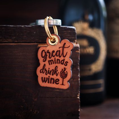 Rolig nyckelring för vinälskare - great minds drink wine