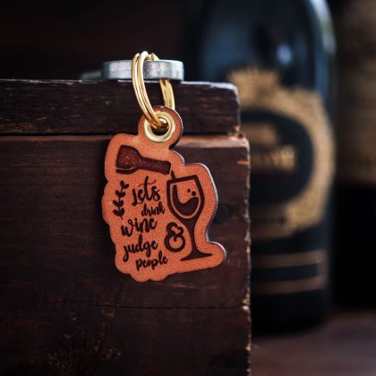 Rolig nyckelring för vinälskare - let's drink wine and judge people