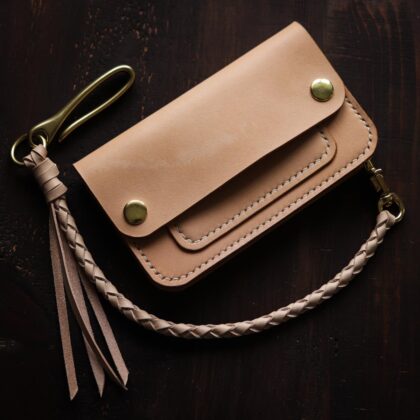 Leather trucker wallet mid natural with lanyard